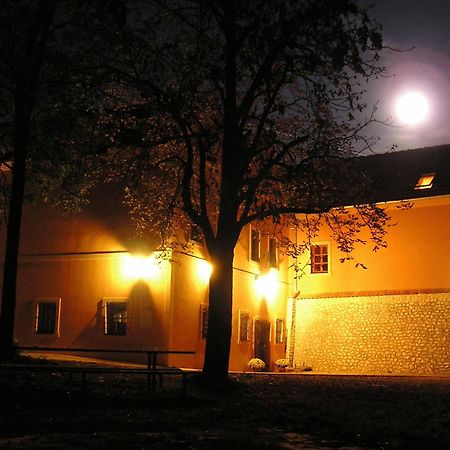 Penzion Zatisi Mikulov Bagian luar foto