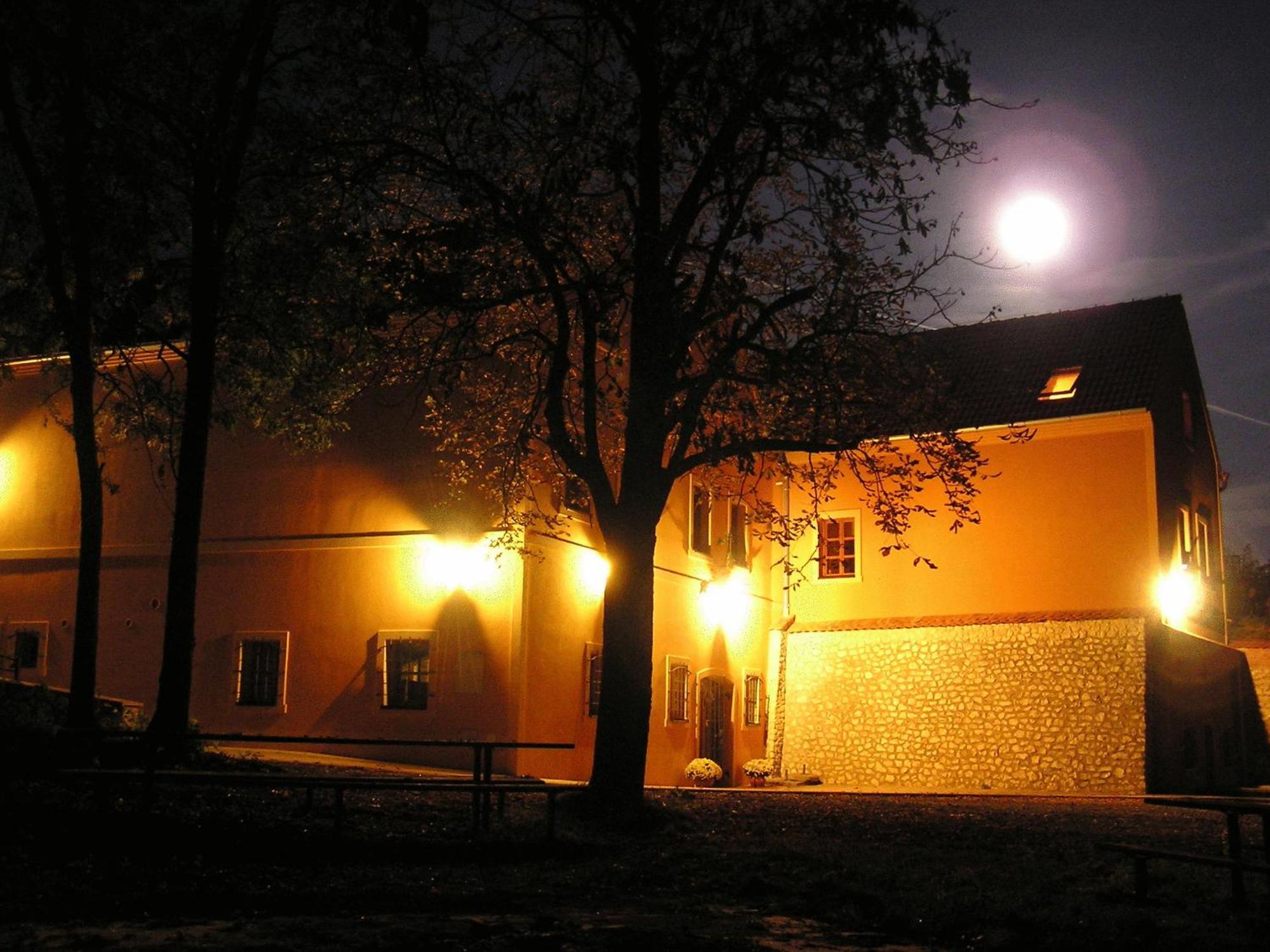 Penzion Zatisi Mikulov Bagian luar foto