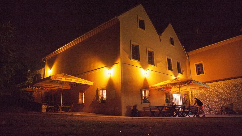 Penzion Zatisi Mikulov Bagian luar foto