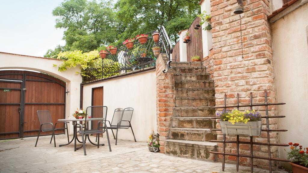 Penzion Zatisi Mikulov Bagian luar foto